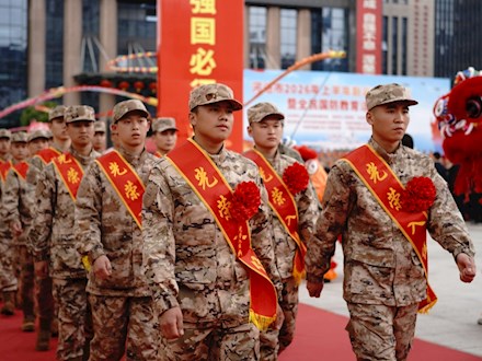 青春赴军营 建功新时代——建筑工程学院学子参加河池市2026年春季新兵欢送仪式