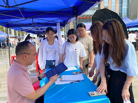 搭建就业桥梁  共谋青春未来——广告艺术设计专业学生参加广西现代职业技术学院企业招聘会纪实