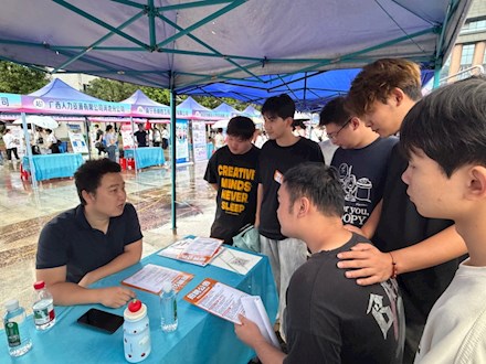 广西现代职业技术学院2026年双选会——工程测量技术专业毕业生雨中求职，对口企业现场揽才