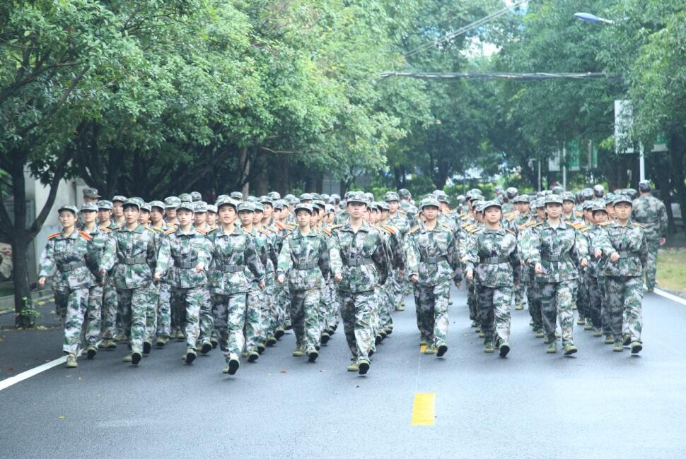 建築工程系20級新生軍訓進行時_系部新聞_廣西現代職業技術學院 建築